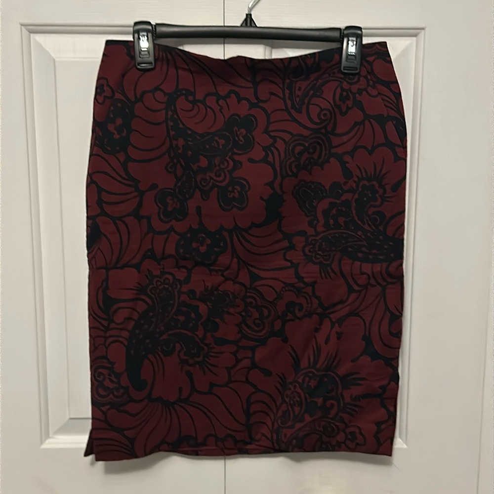 LOFT sz 6 burgundy with black flowers skirt side slits EUC B1313
